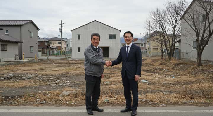 解体される前の非常に古い空き家(周りは自然が多いなど、活用困難な立地を想像させる)