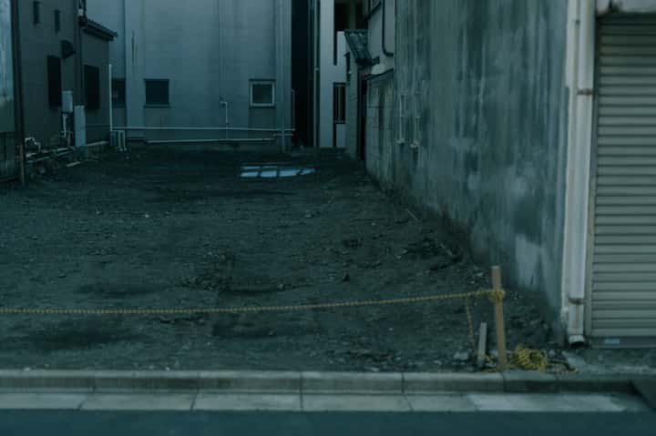 重機によって解体されている家